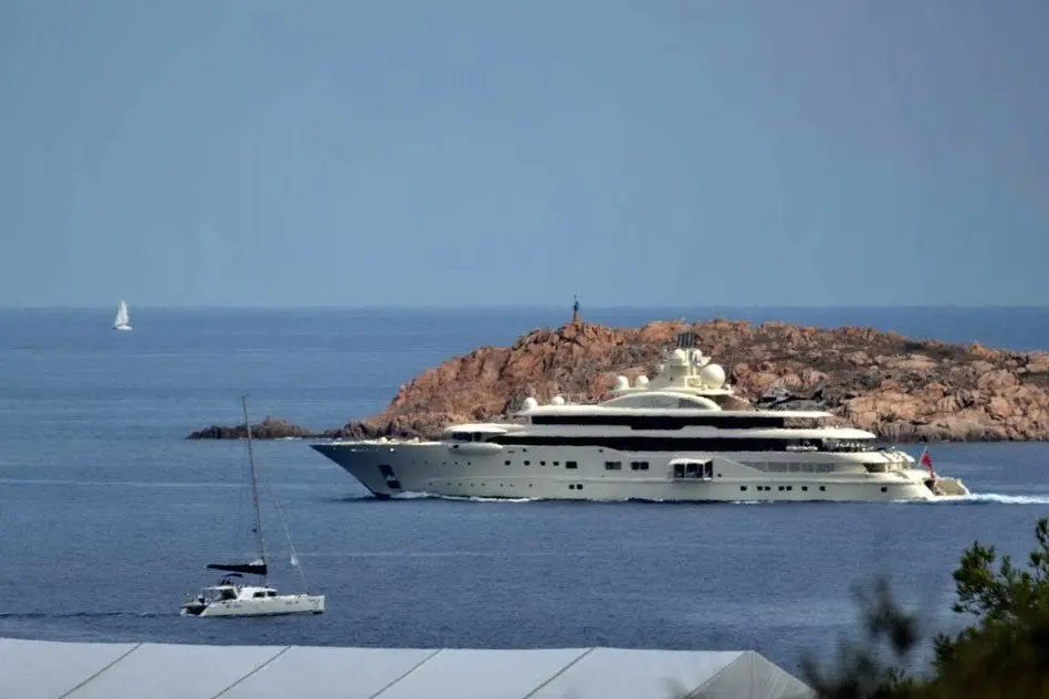 Lo yacht del magnate russo Alisher Usmanov a Porto Cervo (foto di Pier Giacomo Pala)