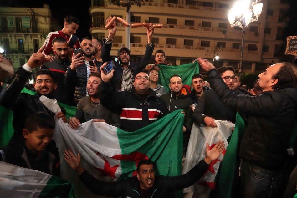 Finisce un'era: si dimette il presidente Bouteflika, algerini festeggiano in piazza VIDEO