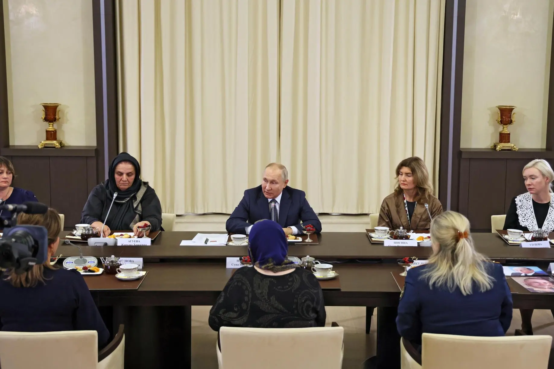 Putin e la delegazione delle madri dei soldati in guerra (foto Ansa)