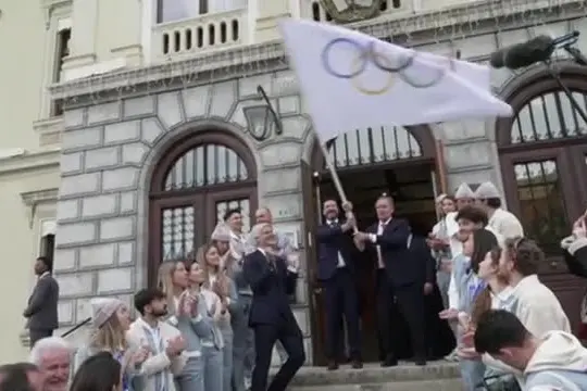 Lecornu ad Albertville per l'arrivo della bandiera olimpica