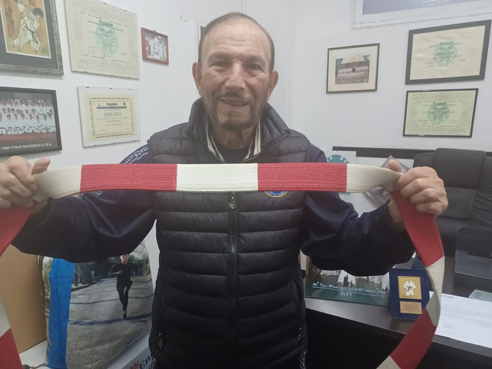 Pietro Corona con la cintura che spetta a chi ha ottenuto il settimo dan (foto p. c.)