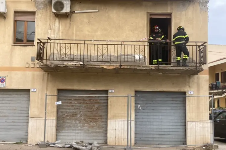 L'intervento dei vigili del fuoco in via Fattori a Porto Torres (foto Pala)