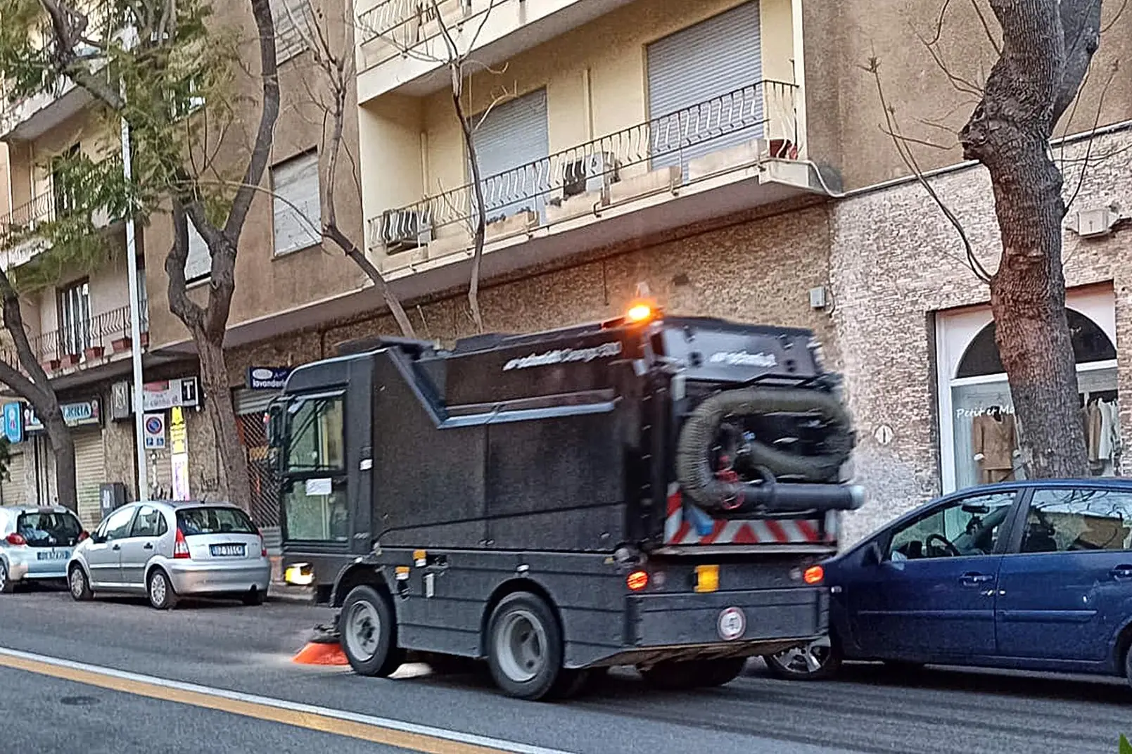 Pulizia della strada in via Pessina a Cagliari (foto Ungari)