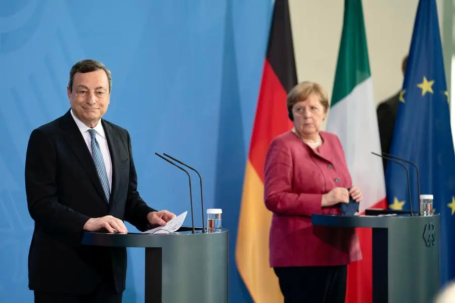Mario Draghi e Angela Merkel (Ansa)