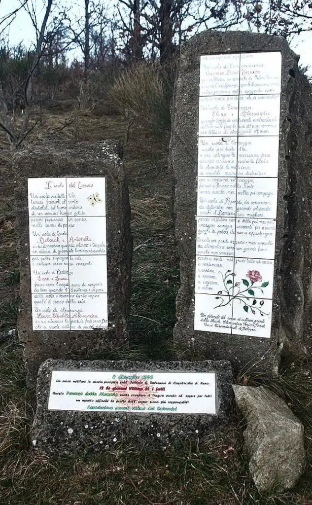 Il monumento alla memoria delle vittime (le foto sono Ansa e Wikipedia)