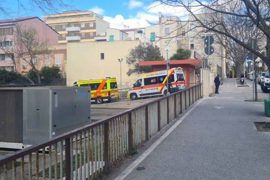 Ritorna l'emergenza a Sassari: ambulanze in fila, reparti pieni
