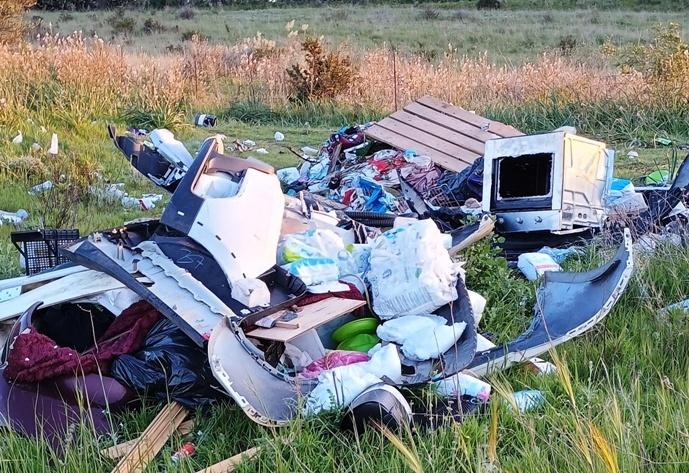 Mega discarica in campagna, nuovo esposto
