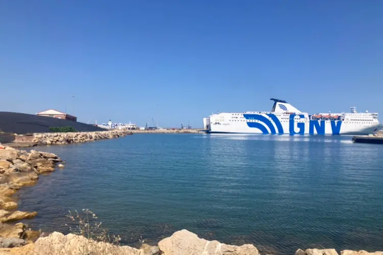 Il traghetto Altair sostituisce l'Azzurra - nel porto di Porto Torres (foto Pala)
