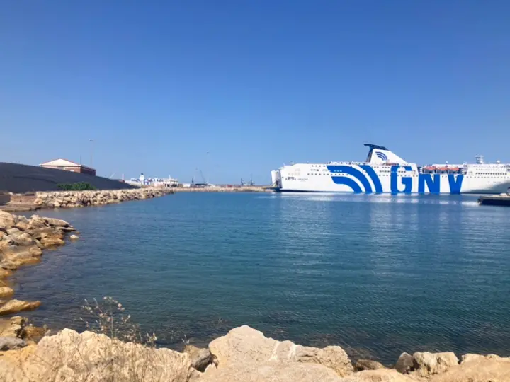 Обстрел GNV, досмотр и допрос на борту: судно Azzurra остановилось. Il traghetto Altair sostituisce l'Azzurra - nel porto di Porto Torres (foto Pala)