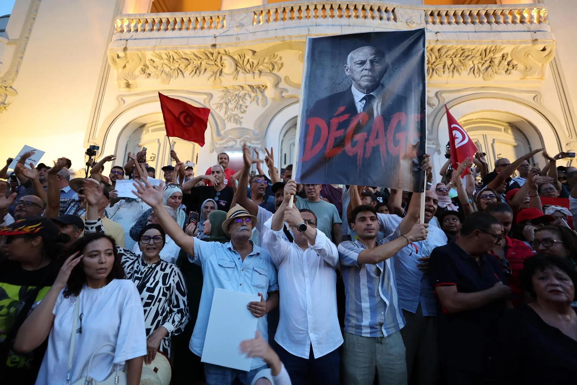 Un momento della protesta a Tunisi