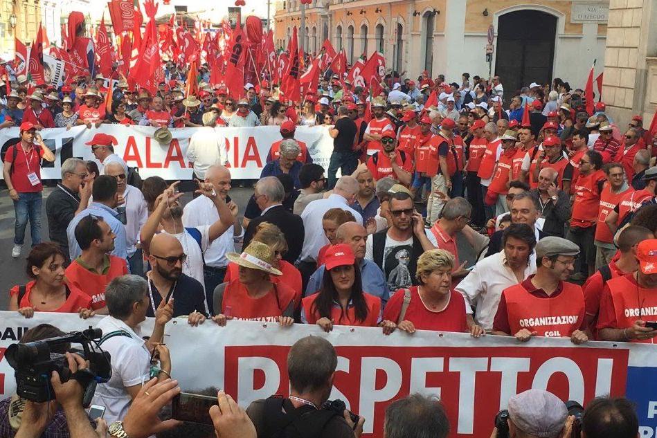 La manifestazione contro i voucher a Roma (foto Twitter)