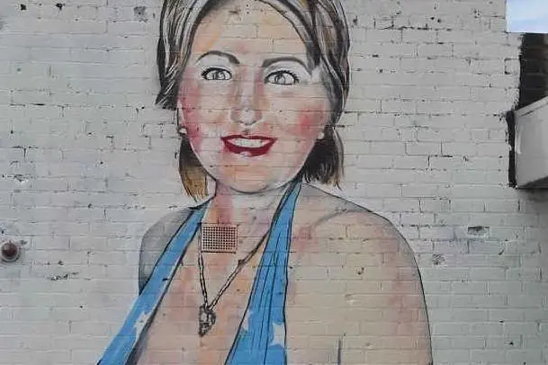 Hillary Clinton in bikini a stelle e strisce, il murale censurato