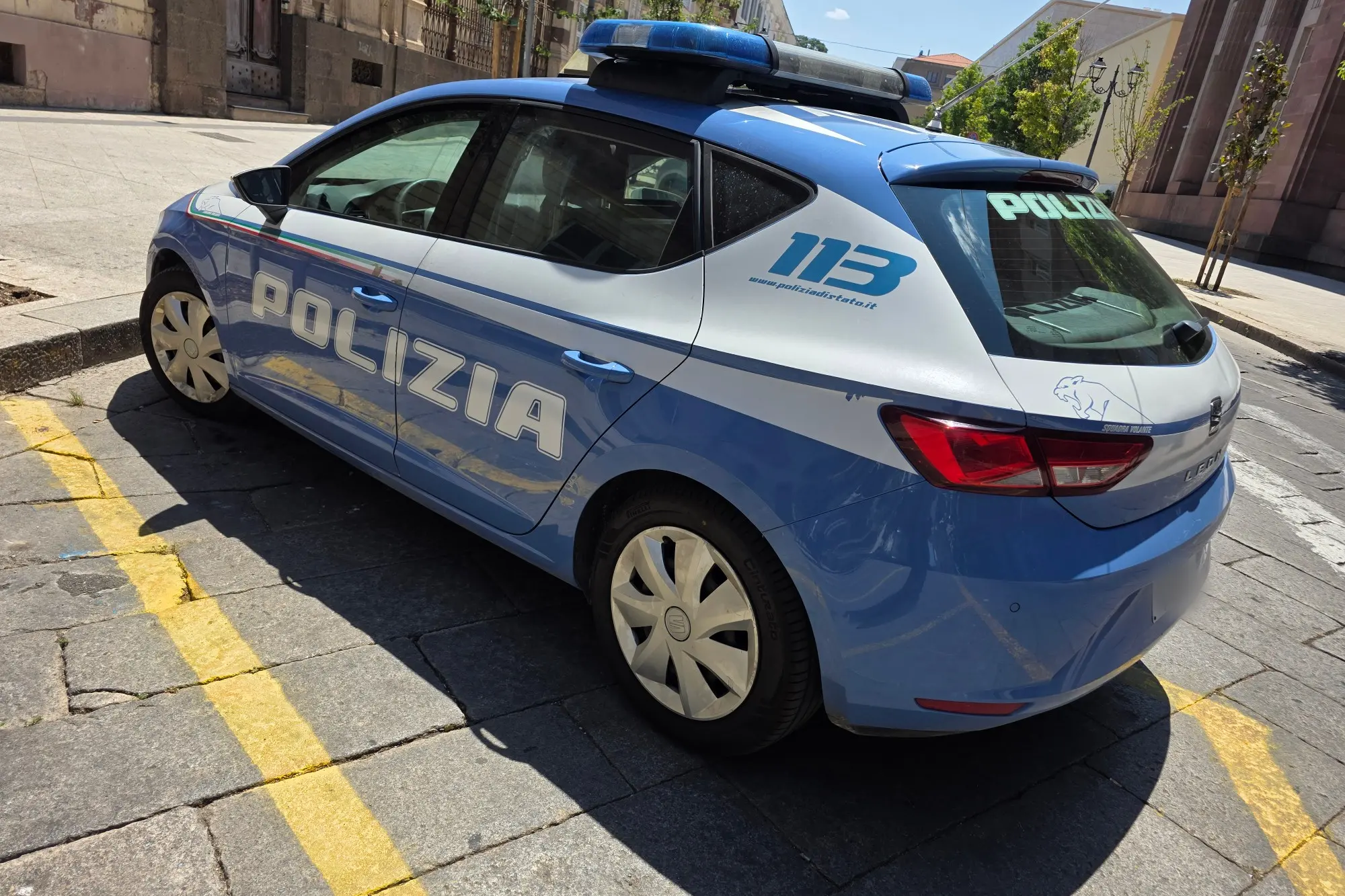 Volante davanti al tribunale