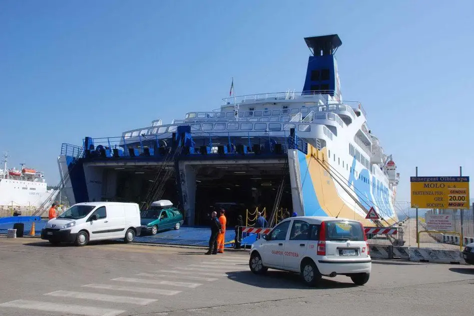 Una nave Moby all'arrivo in Sardegna