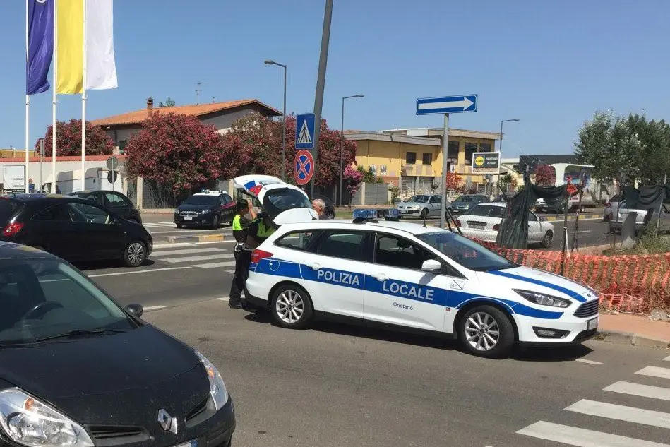 I rilievi della polizia locale in via Cagliari a Oristano