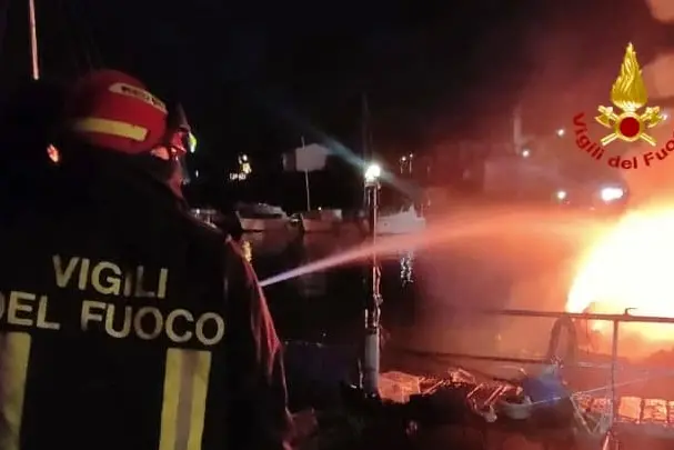 Il rogo al porto di Fertilia (foto vigili del fuoco)