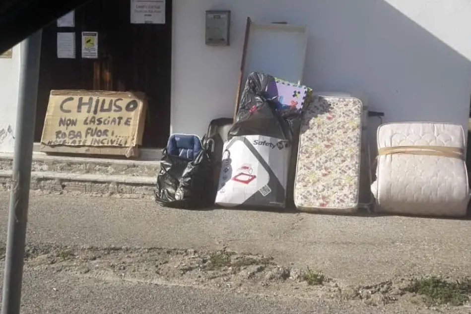 I rifiiuti abbandonati davanti alla Caritas (foto Sanna)