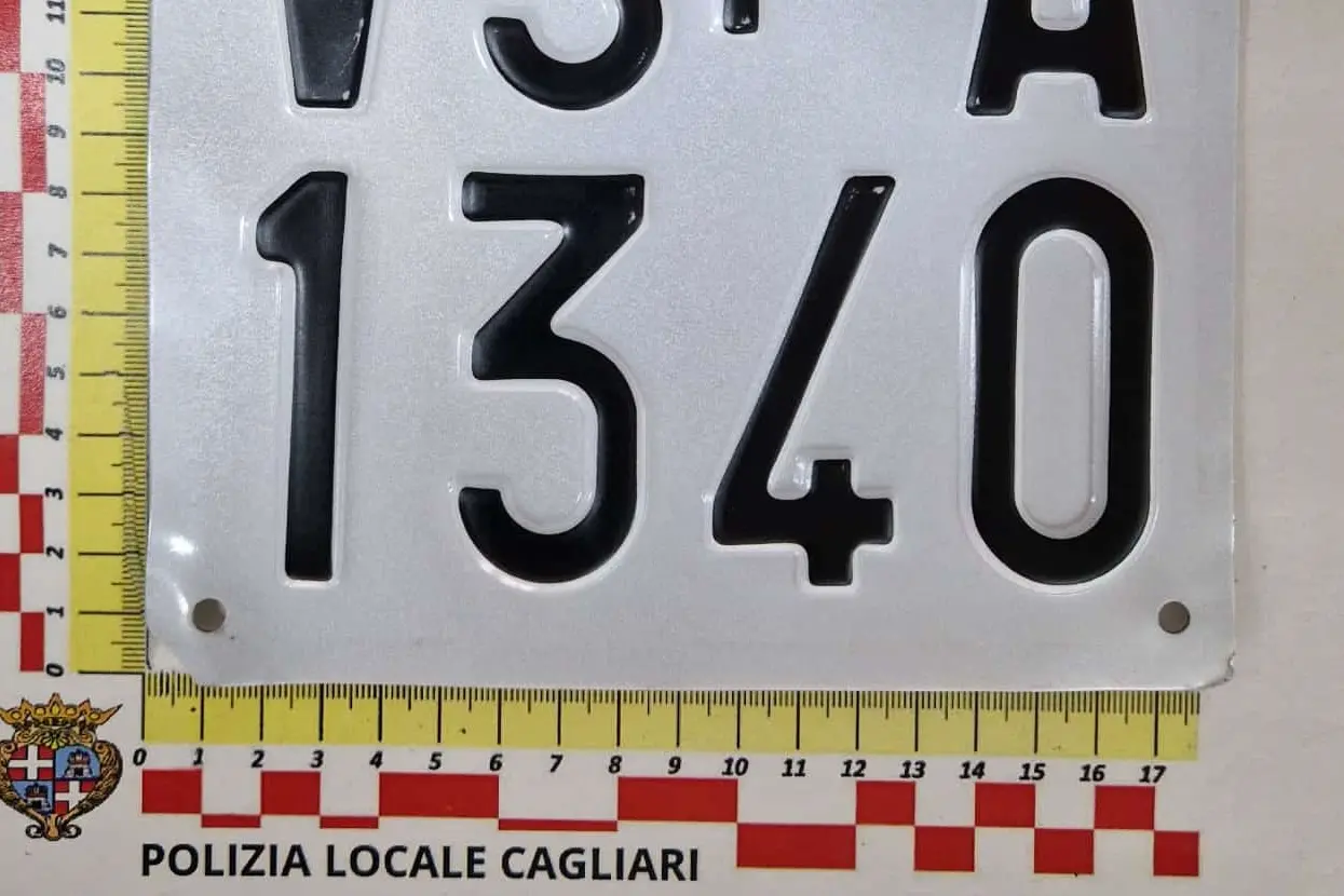La targa finta sequestrata dalla Polizia locale di Cagliari