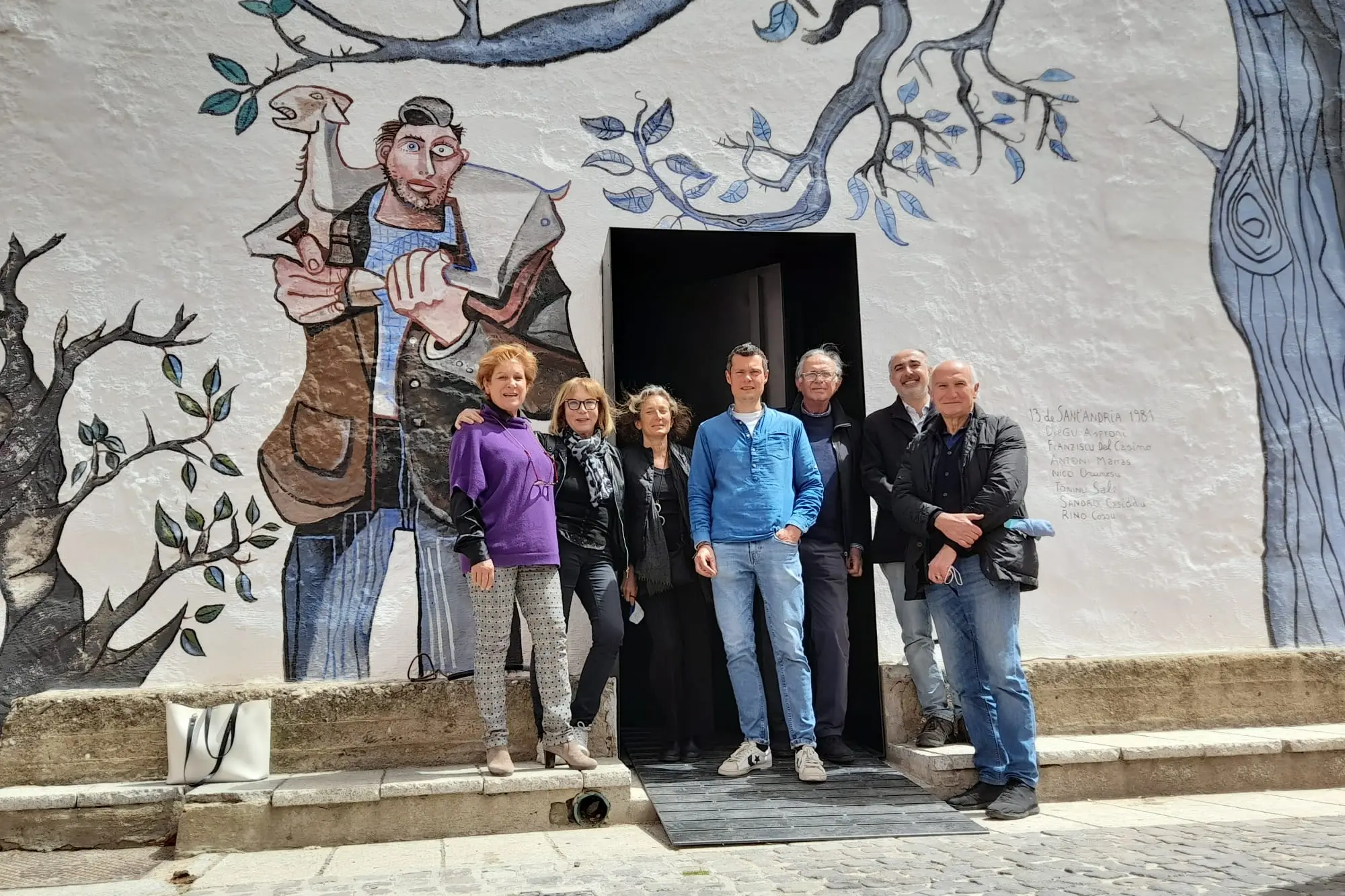 Mariolina Mannia (a sinistra) e Domenico Fumagalli (a destra) con alcuni artisti all'ingresso del MacLula