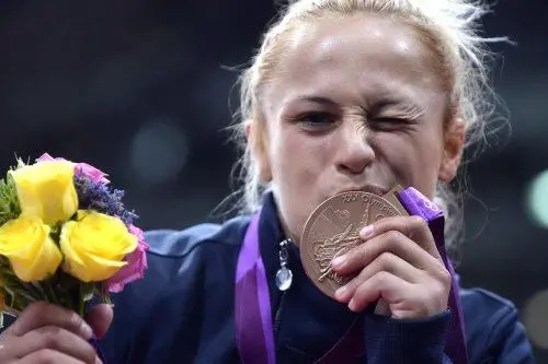 Rosalba Forciniti bacia la medaglia di bronzo