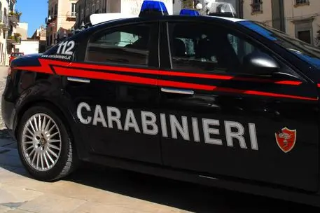 Un'auto dei carabinieri (Ansa)