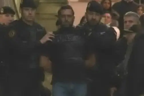 Igor "il russo" nelle prime immagini dell'arresto in Spagna (Ansa)