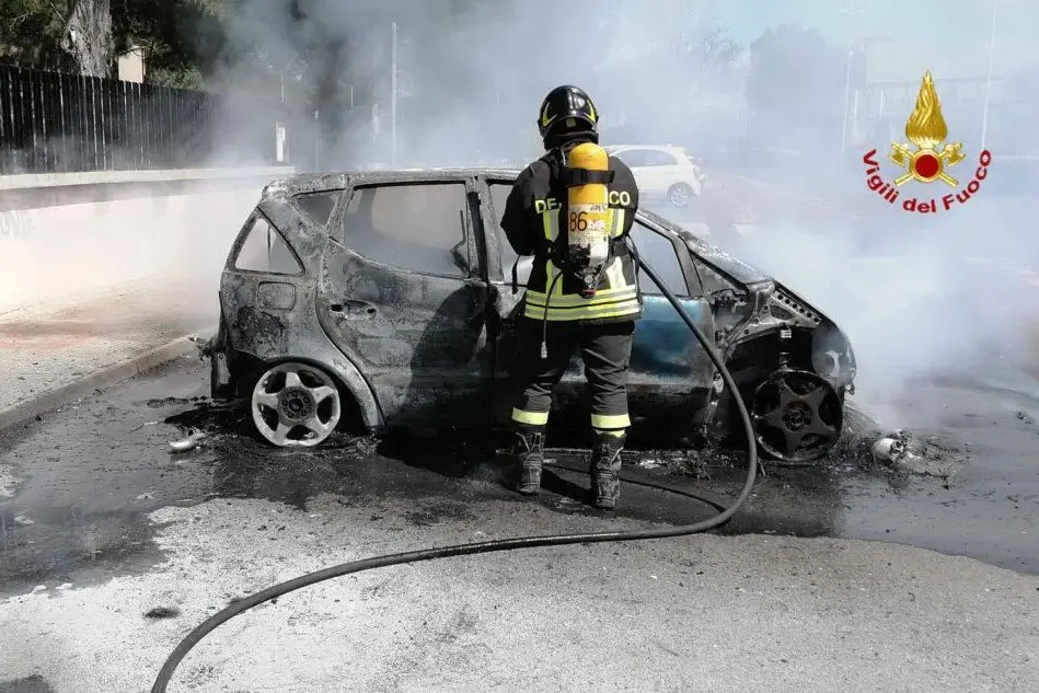 L'auto distrutta (foto Vigili del fuoco)