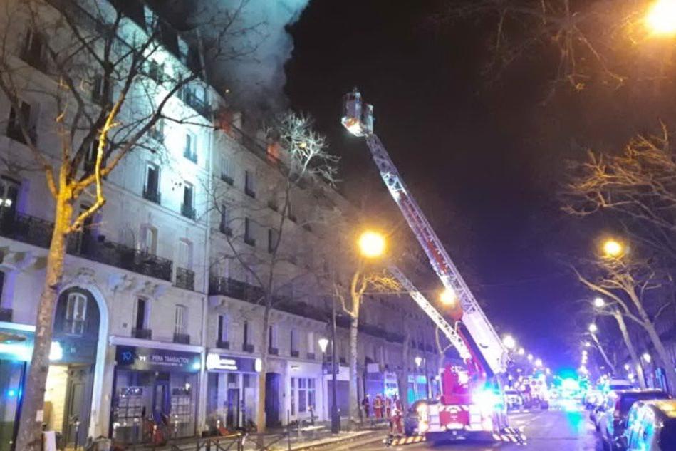 L'incendio (foto Twitter Pompiers Paris)