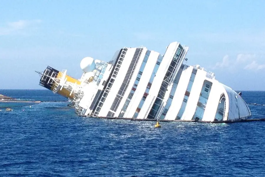 La Concordia sommersa al Giglio (foto @PaoloDeFalco)