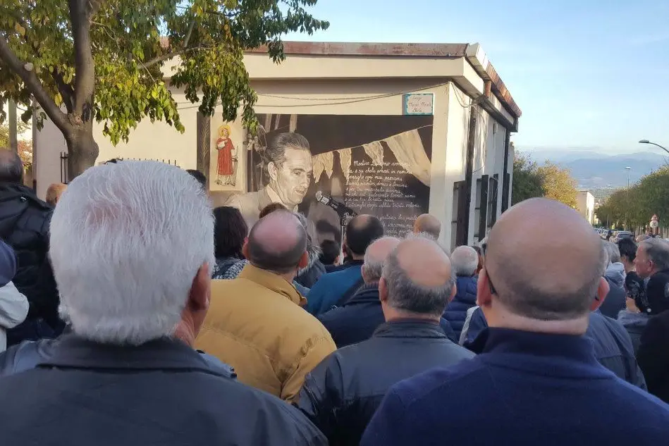 Folla in piazza per ricordare il poeta Mario Masala
