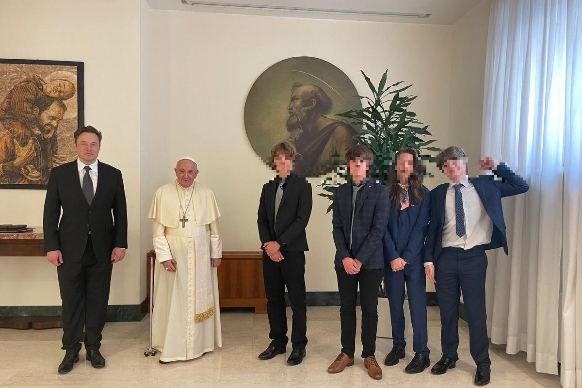 La foto con il papa e i figli postata da Elon Musk