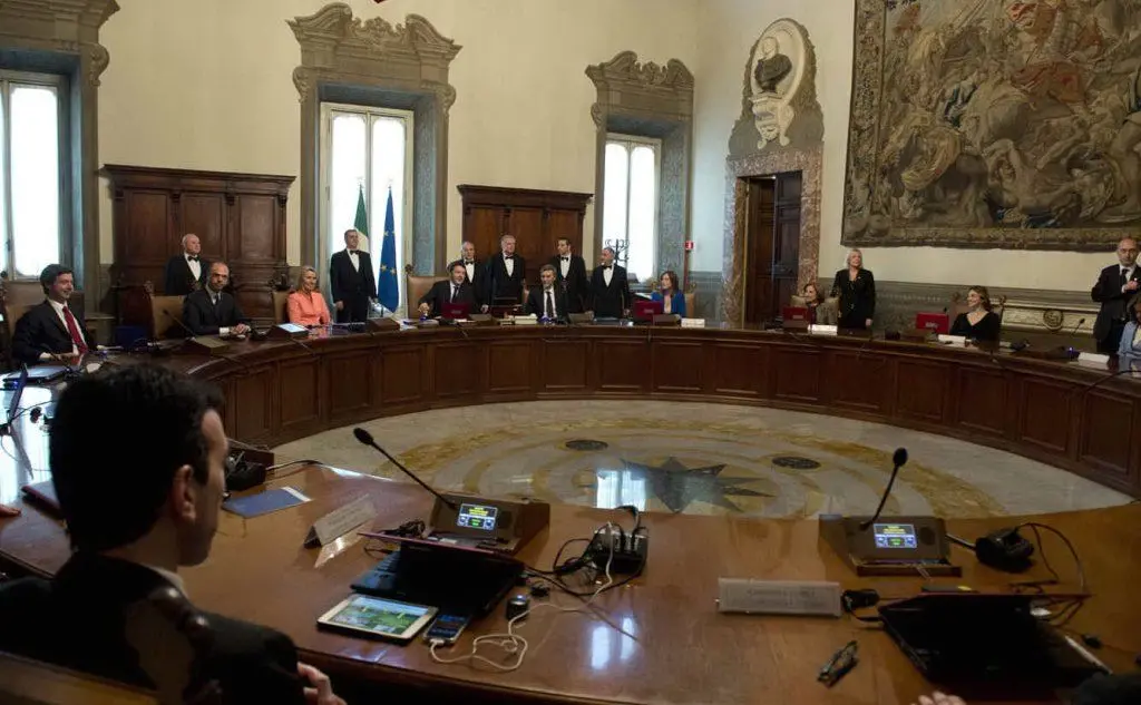 Una riunione del governo Renzi (foto Ansa/archivio L'Unione Sarda)