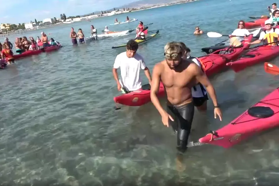 Il giro della Sardegna a nuoto: Catta torna a Marina Piccola dopo 40 giorni