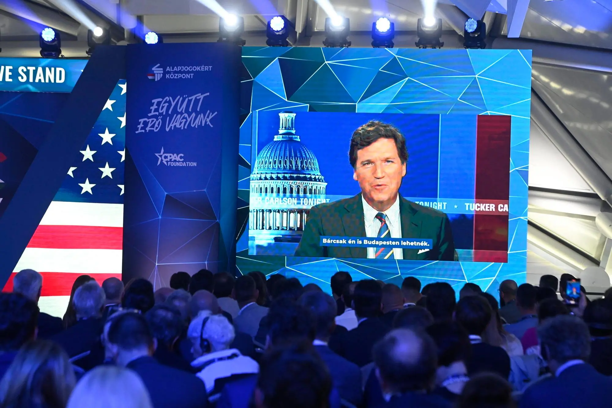Il videomessaggio inviato da Tucker Carlson alla Conferenza dei conservatori di Budapest (foto Epa)