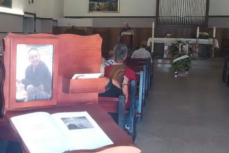 La cerimonia funebre (foto L'Unione Sarda - Pala)