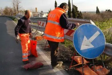 Operai dell'Anas al lavoro sulla ss 131