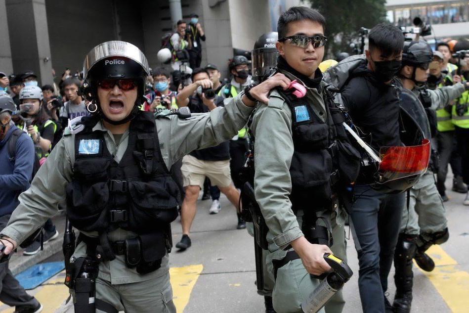 Hong Kong: nuovi scontri, arresti e poliziotti feriti