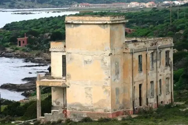 L'ex edificio della Marina (foto Pala)