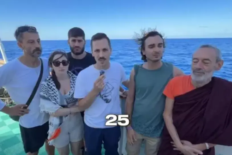 L'equipaggio della Freedom Flotilla, al centro il medico italiano Riccardo Corradini