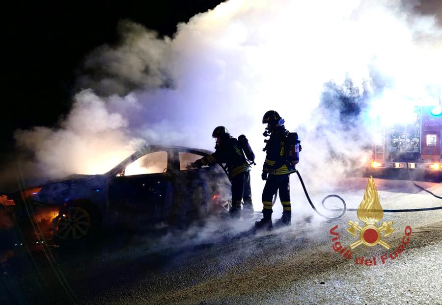 Villasor, auto a fuoco nella notte: indagini sull’origine dell’incendio