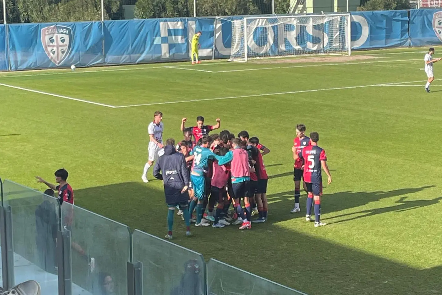 L'abbraccio della Primavera del Cagliari dopo una vittoria al CRAI Sport Center (foto Accardi)