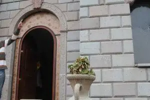 attentato al sindaco ottana -  IL SINDACO DAVANTI ALL'ABITAZIONE (foto massimo locci)