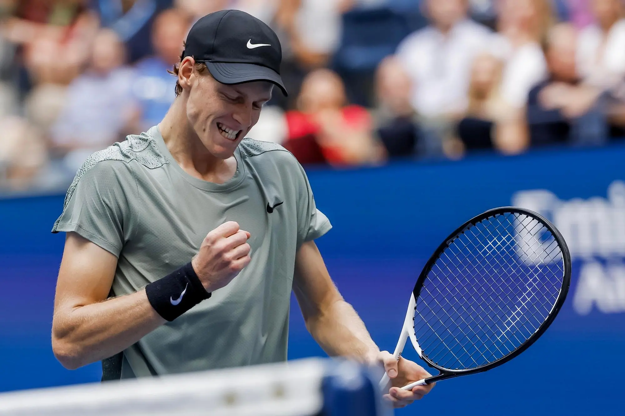 epa11590341 Jannik Sinner of Italy reacts against Jack Draper of Great Britain during their men's semifinals match of the US Open Tennis Championships at the USTA Billie Jean King National Tennis Center in Flushing Meadows, New York, USA, 06 September 2024. EPA/JOHN G. MABANGLO