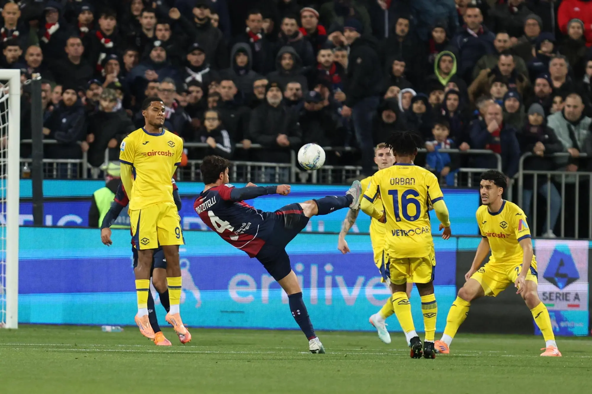 L'occasione in acrobazia di Luca Mazzitelli nel primo tempo di Cagliari-Verona (foto Ansa)