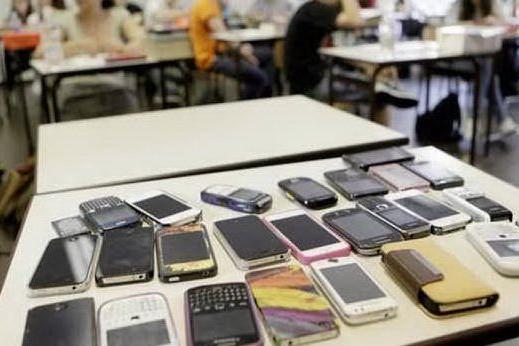 La Francia si prepara al divieto dei cellulari a scuola. E l'Italia?