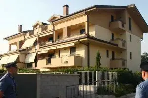 Carabinieri davanti l'abitazione della donna che ha ucciso suo figlio di 4 anni (foto: Ansa)