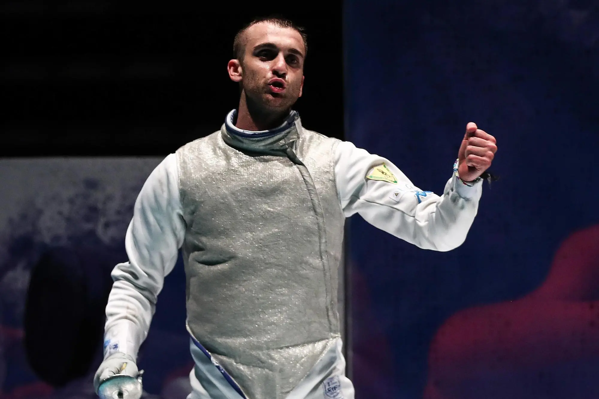 epa10020868 Daniele Garozzo of Italy celebrate following his final match with Tommaso Marini of Italy during the Men's foil competition of the European Fencing Championship, in Antalya, Turkey, 18 June 2022. EPA/ERDEM SAHIN