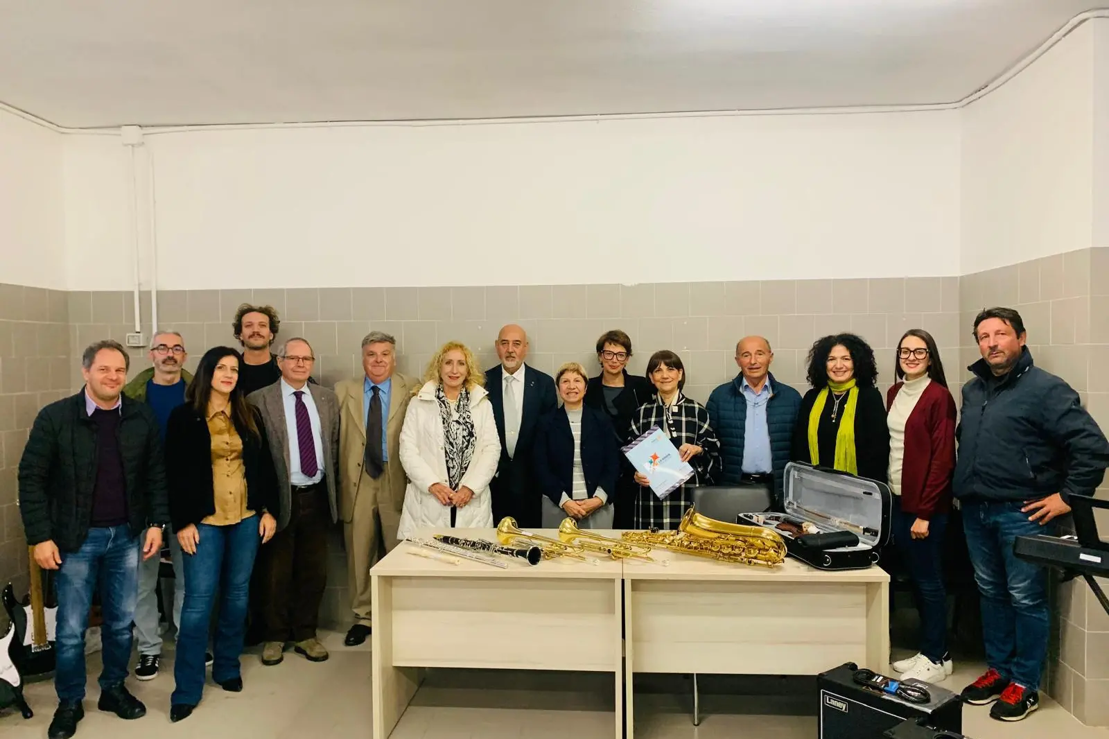 Gli organizzatori della rassegna con gli strumenti musicali