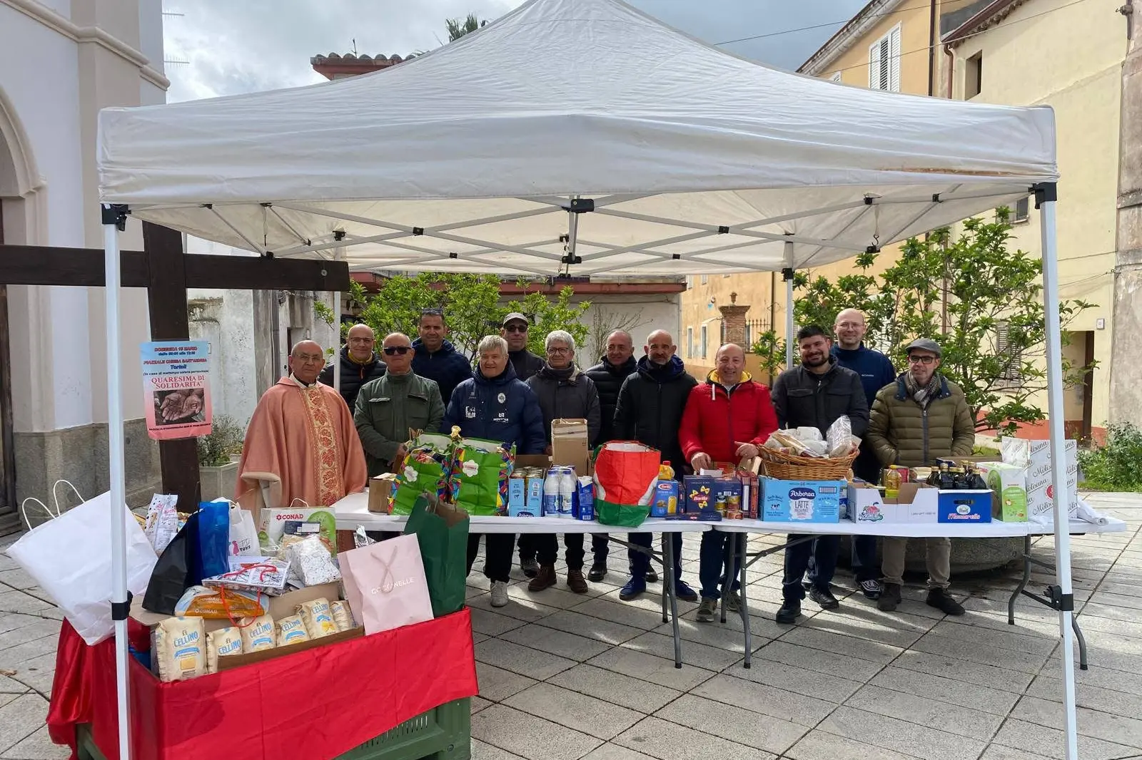 Il gazebo della solidarietà a Sant'Andrea (foto Secci)