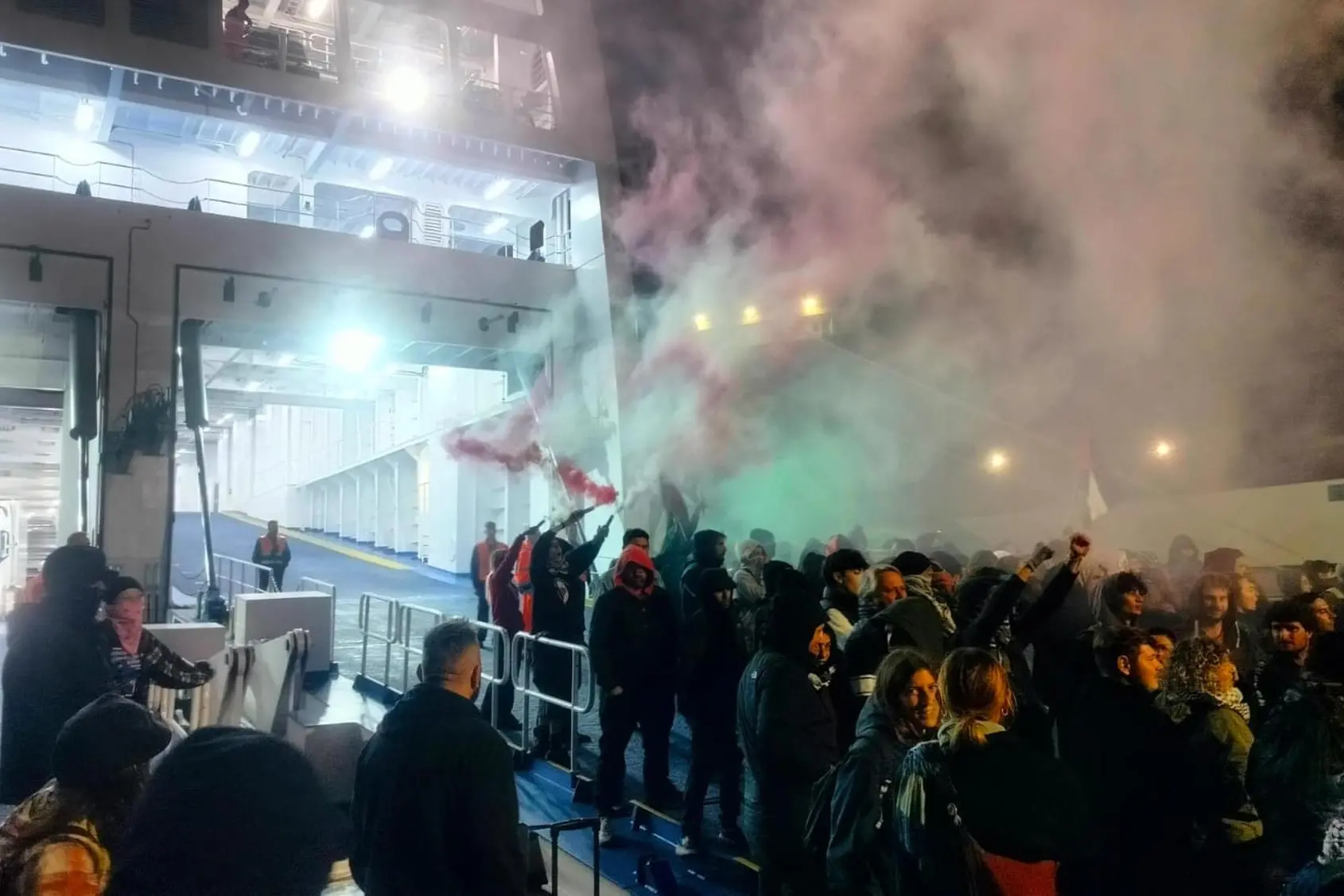 Il traghetto per Olbia bloccato a Livorno (Ansa)